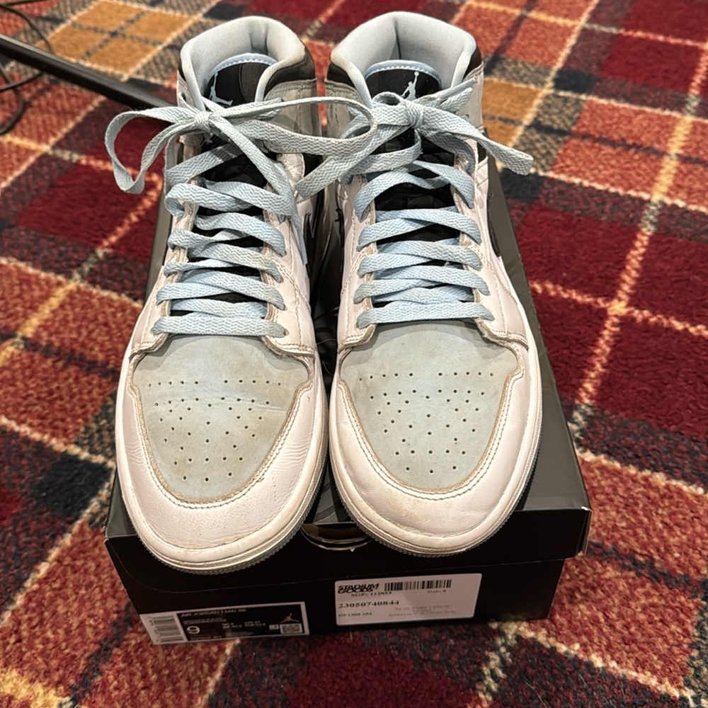 Men’s size 9 pre-worn Air Jordan 1 MID SE sneakers. No rips.